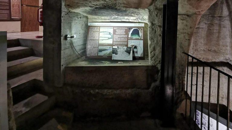 מדרגות המקווה העתיק במוזיאון היהודי של לצ'ה
