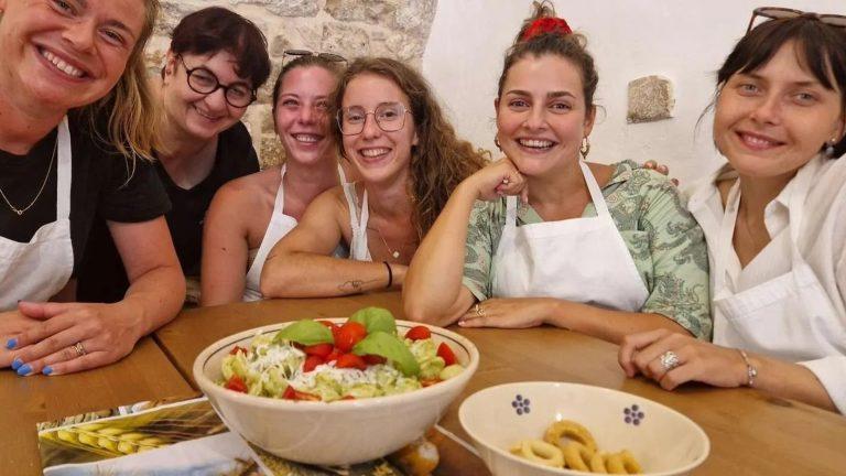 ידיים מכינות אורקייטה על משטח עץ בסדנת פסטה בפוליניאנו