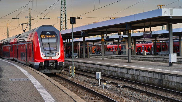 רכבת אזורית על רציף בתחנת רכבת בפוליה